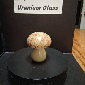 🍄 Uranium Custard Glass Mushroom – UV Reactive Glow
